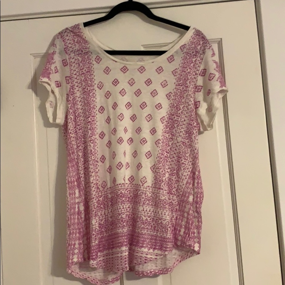 Patterned T-shirt.
